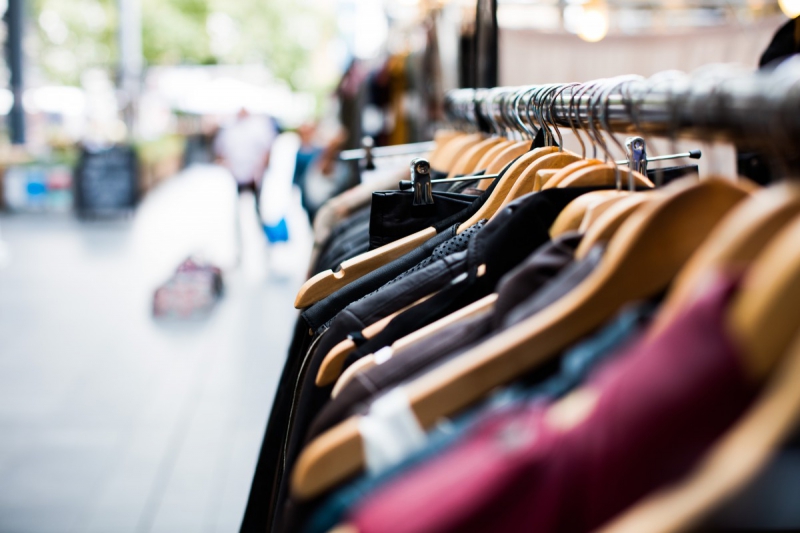 magasin-ST AUBAN-min_blur_close_up_focus_hanger_jacket_market_people_rack-1176303
